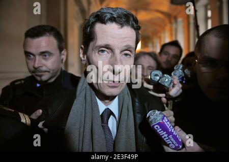 Der Zeuge und französische Polizist Didier Vinolas spricht mit der Presse, als er das Pariser Gerichtsgebäude verlässt, nachdem er während des Prozesses gegen Yvan Colonna in Paris, Frankreich, am 17. Februar 2009 wegen der Ermordung des korsischen Präfekten Claude Erignac im Jahr 1998 vernommen wurde. Das Berufungsverfahren fordert eine neue Untersuchung nach der Veröffentlichung neuer Informationen von Vinolas. Foto von Mousse/ABACAPRESS.COM Stockfoto