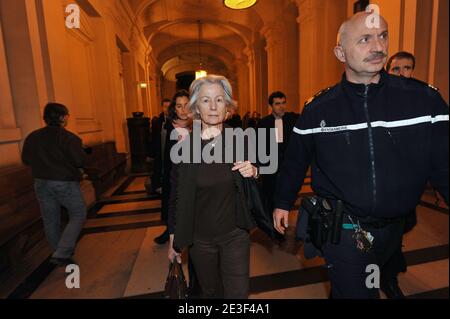 Dominique Erignac, Witwe des ehemaligen französischen Präfekten Claude Erignac, verlässt mit ihrer Tochter am 16. Februar 2009 das Berufungsgericht in Paris wegen des Prozesses gegen Yvan Colonna. Yvan Colonna, ein Ziegenhirte und Unabhängigkeitsaktivist, wird beschuldigt, vor fast 10 Jahren Frankreichs führenden Staatsbeamten auf der Mittelmeerinsel Korsika, Claude Erignac, 60, ermordet zu haben. Staatsanwälte beantragten eine lebenslange Haftstrafe für Colonna in seinem ersten Prozess im Jahr 2007. Foto von Mousse/ABACAPRESS.COM Stockfoto