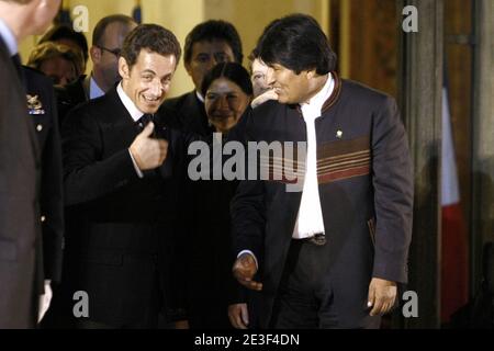 Der französische Präsident Nicolas Sarkozy plaudert mit dem bolivianischen Präsidenten Evo Morales nach einem Treffen im Elysée-Palast in Paris am 17. Februar 2009. Foto von Thibault Camus/ABACAPRESS.COM Stockfoto