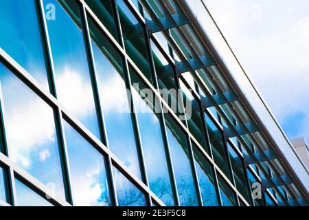 Modernes Bürogebäude aus Glas und Stahl mit Reflexionen im Fenster und abnehmenden Perspektiven. Stockfoto