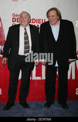 Regisseur Claude Chabrol und Schauspieler Gerard Depardieu kommen zu einer Vorführung von Claude Chabrols neuestem Film "Bellamy", um Chabrols 50-jährige Karriere am 19. Februar 2009 im Park Hyatt Vendome Hotel in Paris, Frankreich, zu feiern. Foto von Denis Guignebourg/ABACAPRESS.COM Stockfoto