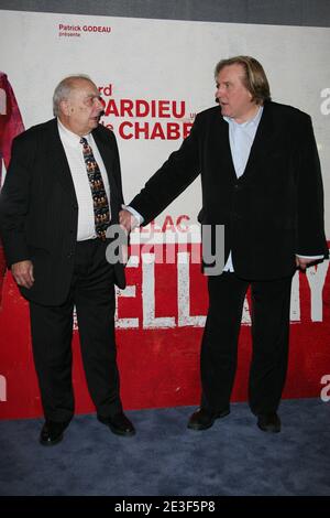 Regisseur Claude Chabrol und Schauspieler Gerard Depardieu kommen zu einer Vorführung von Claude Chabrols neuestem Film "Bellamy", um Chabrols 50-jährige Karriere am 19. Februar 2009 im Park Hyatt Vendome Hotel in Paris, Frankreich, zu feiern. Foto von Denis Guignebourg/ABACAPRESS.COM Stockfoto