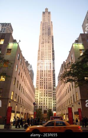 Nach 20 Jahren wird die Aussichtsplattform Top of the Rock auf dem 70-stöckigen architektonischen Herzen des Rockefeller Center in New York, NY, am 1. November 2005 wieder eröffnet. Es ist ein spektakulärer 55,000 qm, 6 Ebenen Komplex, 850 Fuß (259 Meter) über dem Boden, bietet Besuchern Indoor-Sichtbereich und außen völlig ungehinderten 360 Grad Open Air Blick durch transparente, Sicherheits-Glasscheiben. New York, USA. Oktober 18, 2005. Foto von S.Vlasic/ABACAPRESS.COM Stockfoto