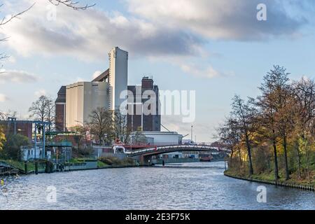 Berlin, 23. November 2020: Schifffahrtskanal Berlin-Spandau mit dem Blockheizkraftwerk Moabit am Friedrich-Krause-Ufer Stockfoto