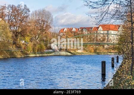 Berlin, Deutschland - 23. November 2020: Berlin-Spandau Schiffskanal zwischen dem Nordufer im Bezirk Wedding und dem Friedrich-Krause-Ufer in Moabit mit Stockfoto