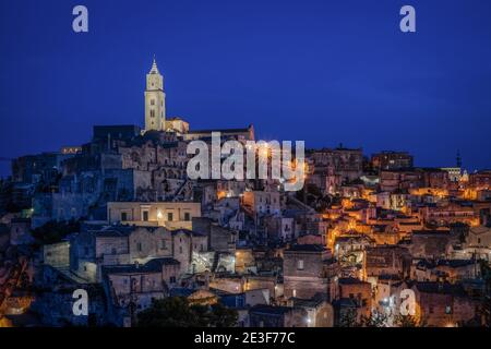Malerische Nachtansicht bei blauer Stunde von Matera mit dem beleuchteten Glockenturm der Kathedrale von Matera, Basilicata, Italien Stockfoto