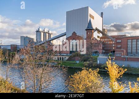 Berlin, Deutschland - 23. November 2020: Das Blockheizkraftwerk Moabit mit seinem historischen Gebäude aus dem Jahr 1900 befindet sich am Ufer der Friedrich-Kra Stockfoto