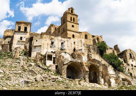 Malerische Ruinen von verlassenen Gebäuden in Craco, einer verlassenen Geisterstadt in der Region Basilicata, Italien Stockfoto