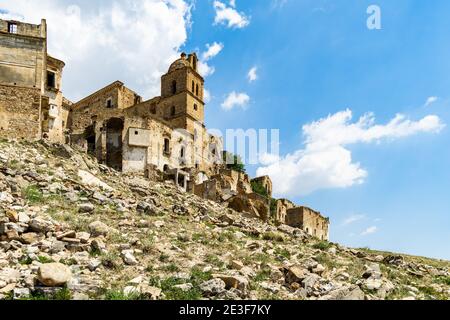 Malerische Ruinen von verlassenen Gebäuden in Craco, einer verlassenen Geisterstadt in der Region Basilicata, Italien Stockfoto