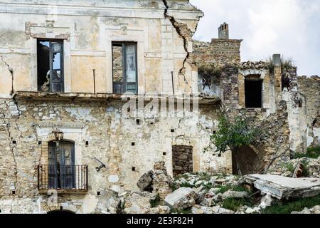 Malerische Ruinen von verlassenen Gebäuden in Craco, einer verlassenen Geisterstadt in der Region Basilicata, Italien Stockfoto