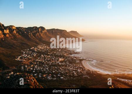 Blick auf die 12 Apostles und Camps Bay vom Gipfel des Lions Head Aussichtspunktes bei Sonnenuntergang. Stockfoto