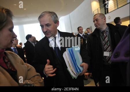 Generalsekretär des Elysee Francois Perol während eines G20-Vorbereitungstreffens am 22. Februar 2009 in Berlin. Das eintägige Treffen findet im Vorfeld des G20-Gipfels im April in London statt, auf dem die Staats- und Regierungschefs der G20-Staaten gemeinsame Maßnahmen zur Bekämpfung der derzeitigen globalen Konjunkturverlangsamung und zur Umstrukturierung des Weltfinanzsystems diskutieren werden. Foto von Elodie Gregoire/ABACAPRESS.COM Stockfoto