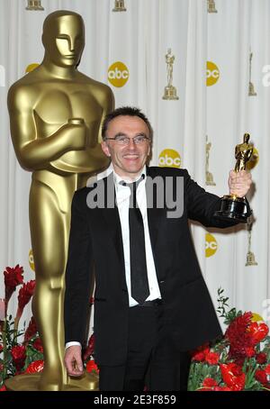 Danny Boyle mit dem Preis für den besten Regisseur, ausgezeichnet für „Slumdog Millionaire“ im Presseraum der 81. Oscar-Verleihung, die am 22. Februar 2009 im Kodak Theater in Los Angeles, CA, USA, stattfand. Foto von Lionel Hahn/ABACAPRESS.COM Stockfoto