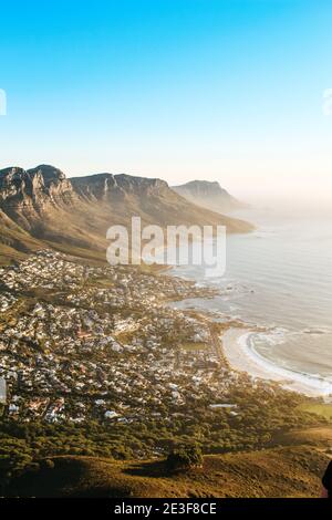 Blick auf die 12 Apostles und Camps Bay vom Gipfel des Lions Head Aussichtspunktes bei Sonnenuntergang. Stockfoto