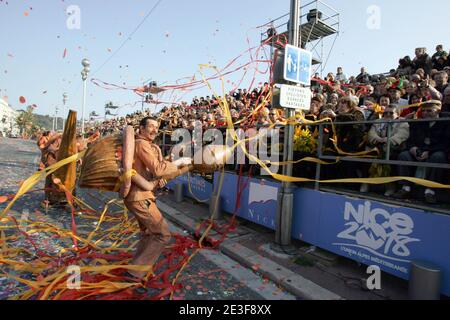 Parade der Wagen während des 125. Karnevals von Nizza 2009, am 21. Februar 2009, in Nizza, Südfrankreich. Das Thema des Karnevals ist ' König der Masquerade'. Foto von Serge Poirot/ABACAPRESS.COM Stockfoto