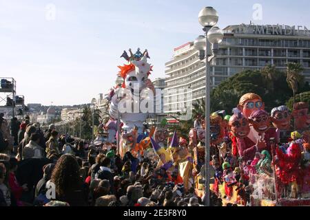 Der König des Karnevals von Nizza 2009 zieht beim 125. Karneval von Nizza 2009, am 21. Februar 2009, in Nizza, Südfrankreich. Das Thema des Karnevals ist ' König der Masquerade'. Foto von Serge Poirot/ABACAPRESS.COM Stockfoto