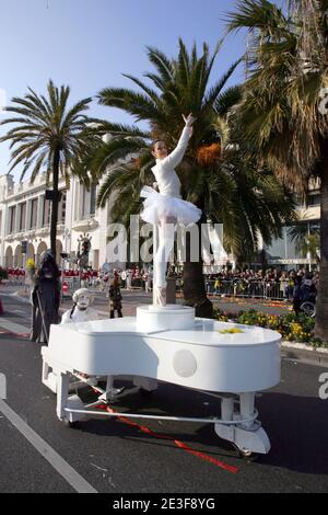 Parade der Wagen während des 125. Karnevals von Nizza 2009, am 21. Februar 2009, in Nizza, Südfrankreich. Das Thema des Karnevals ist ' König der Masquerade'. Foto von Serge Poirot/ABACAPRESS.COM Stockfoto