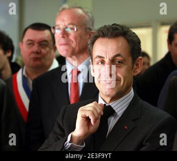 Der französische Präsident Nicolas Sarkozy besucht am 26. Februar 2009 die Zulieferindustrie Plastic Omnium, ein weltweit führender Hersteller von Kunststoffprodukten, in Saint-Vulbas bei Lyon. Sarkozy wurde von der Ministerin für Wirtschaft, Industrie und Beschäftigung, Christine Lagarde, der für Industrie und Verbraucherschutz zuständigen Staatsministerin, Luc Chatel und dem für Konjunkturprogramme zuständigen Minister Patrick Devedjian begleitet. Foto von Vincent Dargent/ABACAPRESS.COM Stockfoto