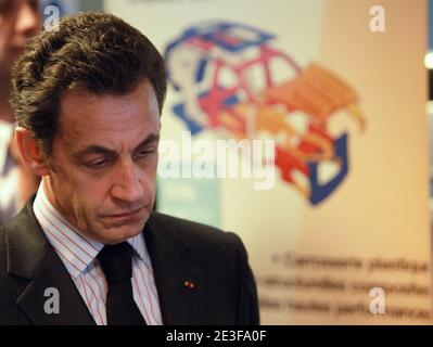 Der französische Präsident Nicolas Sarkozy besucht am 26. Februar 2009 die Zulieferindustrie Plastic Omnium, ein weltweit führender Hersteller von Kunststoffprodukten, in Saint-Vulbas bei Lyon. Sarkozy wurde von der Ministerin für Wirtschaft, Industrie und Beschäftigung, Christine Lagarde, der für Industrie und Verbraucherschutz zuständigen Staatsministerin, Luc Chatel und dem für Konjunkturprogramme zuständigen Minister Patrick Devedjian begleitet. Foto von Vincent Dargent/ABACAPRESS.COM Stockfoto