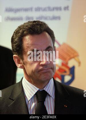 Der französische Präsident Nicolas Sarkozy besucht am 26. Februar 2009 die Zulieferindustrie Plastic Omnium, ein weltweit führender Hersteller von Kunststoffprodukten, in Saint-Vulbas bei Lyon. Sarkozy wurde von der Ministerin für Wirtschaft, Industrie und Beschäftigung, Christine Lagarde, der für Industrie und Verbraucherschutz zuständigen Staatsministerin, Luc Chatel und dem für Konjunkturprogramme zuständigen Minister Patrick Devedjian begleitet. Foto von Vincent Dargent/ABACAPRESS.COM Stockfoto