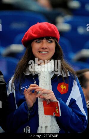 Frankreichs Fan während der RBS Six Nations Championship 2009 Rugby Union, Frankreich gegen Wales bei der 'Stade de France' in Saint-Denis, Frankreich am 27. Februar 2009. Frankreich gewann 21-16. Foto von Henri Szwarc/Cameleon/ABACAPRESS.COM Stockfoto