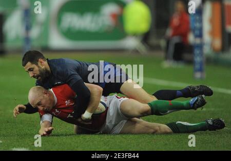 Der Franzose Julien Malzieu taclkes Wales' Martin Williams während der RBS Six Nations Championship 2009 Rugby Union, Frankreich gegen Wales bei der 'Stade de France' in Saint-Denis, Frankreich am 27. Februar 2009. Frankreich gewann 21-16. Foto von Steeve McMay/Cameleon/ABACAPRESS.COM Stockfoto