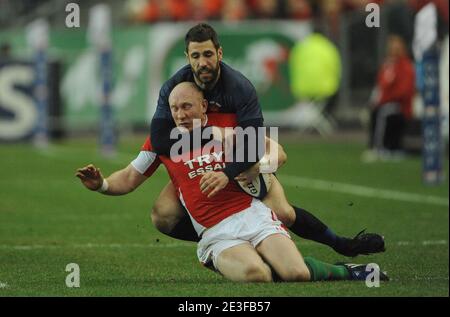 Der Franzose Julien Malzieu stellt sich am 27. Februar 2009 bei der RBS Six Nations Championship 2009 Rugby Union, Frankreich gegen Wales bei der 'Stade de France' in Saint-Denis, Frankreich, gegen Wales' Martin Williams. Frankreich gewann 21-16. Foto von Steeve McMay/Cameleon/ABACAPRESS.COM Stockfoto