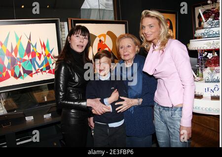 Die französische Schauspielerin Michele Morgan (R) posiert mit Enkelin Sarah Marshall und ihrem Sohn Zoltan, als sie am 2. März 2009 in Paris ihren 89. Geburtstag feiert. Foto von Marco Vitchi/ABACAPRESS.COM Stockfoto