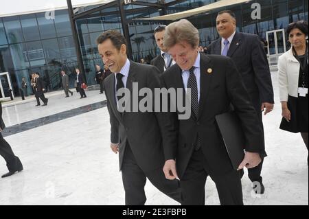 Der französische Präsident Nicolas Sarkozy flankierte am 2. März 2009 im ägyptischen Ferienort Sharm el-Sheikh, Ägypten, von Außenminister Bernard Kouchner nach der Eröffnung der internationalen Geberkonferenz zum Wiederaufbau des Gazastreifens. Sechs Wochen nachdem die Waffen um die palästinensische Enklave geschwiegen haben, sollen die Geber, die sich in Ägypten treffen, Milliarden Dollar für den Wiederaufbau des kriegszerstörten Gazastreifens versprechen. Foto von Elodie Gregoire/ABACAPRESS.COM Stockfoto