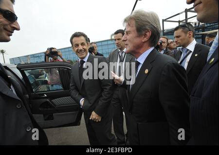 Der französische Präsident Nicolas Sarkozy flankierte am 2. März 2009 im ägyptischen Ferienort Sharm el-Sheikh, Ägypten, von Außenminister Bernard Kouchner nach der Eröffnung der internationalen Geberkonferenz zum Wiederaufbau des Gazastreifens. Sechs Wochen nachdem die Waffen um die palästinensische Enklave geschwiegen haben, sollen die Geber, die sich in Ägypten treffen, Milliarden Dollar für den Wiederaufbau des kriegszerstörten Gazastreifens versprechen. Foto von Elodie Gregoire/ABACAPRESS.COM Stockfoto