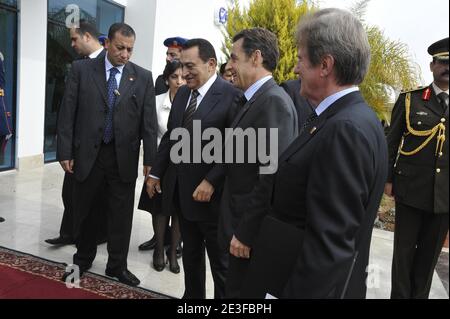 Der französische Präsident Nicolas Sarkozy wird von dem Minister für auswärtige und europäische Angelegenheiten Bernard Kouchner flankiert, der am 2. März 2009 im ägyptischen Ferienort Sharm el-Sheikh in Ägypten vom ägyptischen Präsidenten Hosni Mubarak vor der Eröffnungssitzung der internationalen Geberkonferenz zum Wiederaufbau des Gazastreifens empfangen wurde. Sechs Wochen nachdem die Waffen um die palästinensische Enklave geschwiegen haben, sollen die Geber, die sich in Ägypten treffen, Milliarden Dollar für den Wiederaufbau des kriegszerstörten Gazastreifens versprechen. Foto von Elodie Gregoire/ABACAPRESS.COM Stockfoto