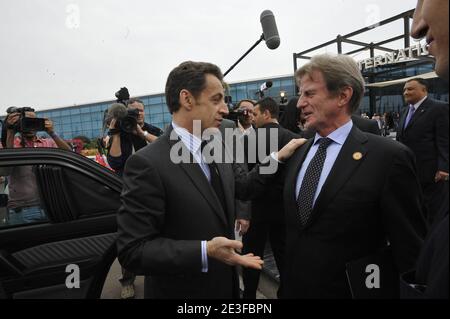 Der französische Präsident Nicolas Sarkozy flankierte am 2. März 2009 im ägyptischen Ferienort Sharm el-Sheikh, Ägypten, von Außenminister Bernard Kouchner nach der Eröffnung der internationalen Geberkonferenz zum Wiederaufbau des Gazastreifens. Sechs Wochen nachdem die Waffen um die palästinensische Enklave geschwiegen haben, sollen die Geber, die sich in Ägypten treffen, Milliarden Dollar für den Wiederaufbau des kriegszerstörten Gazastreifens versprechen. Foto von Elodie Gregoire/ABACAPRESS.COM Stockfoto