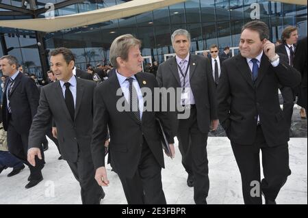 Der französische Präsident Nicolas Sarkozy flankiert von Außenminister Bernard Kouchner und Xavier Bertrand nach der Eröffnungssitzung der internationalen Geberkonferenz zum Wiederaufbau des Gazastreifens am 2. März 2009 im ägyptischen Ferienort Sharm el-Sheikh in Ägypten. Sechs Wochen nachdem die Waffen um die palästinensische Enklave geschwiegen haben, sollen die Geber, die sich in Ägypten treffen, Milliarden Dollar für den Wiederaufbau des kriegszerstörten Gazastreifens versprechen. Foto von Elodie Gregoire/ABACAPRESS.COM Stockfoto