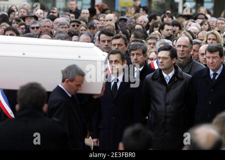 Palmträger tragen den Sarg von Cecile Vannier hinter dem französischen Präsidenten Nicolas Sarkozy, Mitte, Präsident des Hauts-de-seine-Generalrates, Patrick Devedjian, zweite rechts, Und Bildungsminister Xavier Darcos, rechts, während einer Zeremonie für die verstorbene Studentin Cecile Vannier, deren Sarg links zu sehen ist, in der Vorstadt Levallois-Perret, in der Nähe von Paris, Frankreich am 2. März 2009. Cecile Vannier wurde im vergangenen Februar 22 durch eine Bombe getötet, die im 650-jährigen Khan el-Khalili Basar in Kairo abgeschossen wurde, als sie einen Tag mit ihren Teenagerfreunden, die einige verletzt hatten, auf Tour ging. Foto Stockfoto