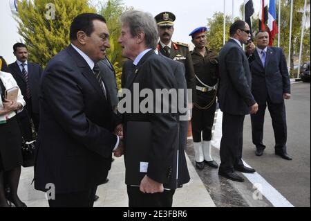Der französische Außenminister Bernard Kouchner empfing den ägyptischen Präsidenten Hosni Mubarak vor der Eröffnungssitzung der internationalen Geberkonferenz zum Wiederaufbau des Gazastreifens am 2. März 2009 im ägyptischen Ferienort Sharm el-Sheikh in Ägypten. Sechs Wochen nachdem die Waffen um die palästinensische Enklave geschwiegen haben, sollen die Geber, die sich in Ägypten treffen, Milliarden Dollar für den Wiederaufbau des kriegszerstörten Gazastreifens versprechen. Foto von Elodie Gregoire/ABACAPRESS.COM Stockfoto