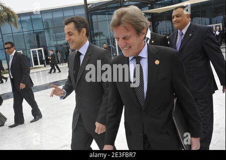 Der französische Präsident Nicolas Sarkozy flankierte am 2. März 2009 im ägyptischen Ferienort Sharm el-Sheikh, Ägypten, von Außenminister Bernard Kouchner nach der Eröffnung der internationalen Geberkonferenz zum Wiederaufbau des Gazastreifens. Sechs Wochen nachdem die Waffen um die palästinensische Enklave geschwiegen haben, sollen die Geber, die sich in Ägypten treffen, Milliarden Dollar für den Wiederaufbau des kriegszerstörten Gazastreifens versprechen. Foto von Elodie Gregoire/ABACAPRESS.COM Stockfoto