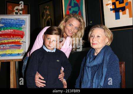 Die französische Schauspielerin Michele Morgan (R) posiert mit Enkelin Sarah Marshall und ihrem Sohn Zoltan, als sie am 2. März 2009 in Paris ihren 89. Geburtstag feiert. Foto von Marco Vitchi/ABACAPRESS.COM Stockfoto