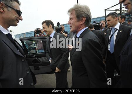 Der französische Präsident Nicolas Sarkozy flankierte am 2. März 2009 im ägyptischen Ferienort Sharm el-Sheikh, Ägypten, von Außenminister Bernard Kouchner nach der Eröffnung der internationalen Geberkonferenz zum Wiederaufbau des Gazastreifens. Sechs Wochen nachdem die Waffen um die palästinensische Enklave geschwiegen haben, sollen die Geber, die sich in Ägypten treffen, Milliarden Dollar für den Wiederaufbau des kriegszerstörten Gazastreifens versprechen. Foto von Elodie Gregoire/ABACAPRESS.COM Stockfoto