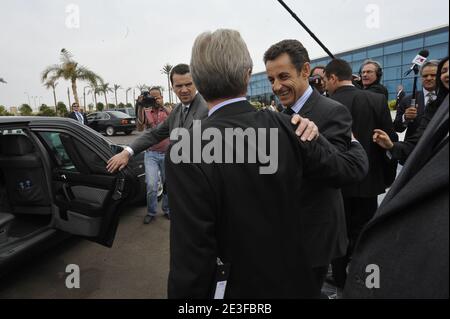 Der französische Präsident Nicolas Sarkozy flankierte am 2. März 2009 im ägyptischen Ferienort Sharm el-Sheikh, Ägypten, von Außenminister Bernard Kouchner nach der Eröffnung der internationalen Geberkonferenz zum Wiederaufbau des Gazastreifens. Sechs Wochen nachdem die Waffen um die palästinensische Enklave geschwiegen haben, sollen die Geber, die sich in Ägypten treffen, Milliarden Dollar für den Wiederaufbau des kriegszerstörten Gazastreifens versprechen. Foto von Elodie Gregoire/ABACAPRESS.COM Stockfoto