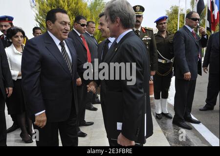 Der französische Außenminister Bernard Kouchner empfing den ägyptischen Präsidenten Hosni Mubarak vor der Eröffnungssitzung der internationalen Geberkonferenz zum Wiederaufbau des Gazastreifens am 2. März 2009 im ägyptischen Ferienort Sharm el-Sheikh in Ägypten. Sechs Wochen nachdem die Waffen um die palästinensische Enklave geschwiegen haben, sollen die Geber, die sich in Ägypten treffen, Milliarden Dollar für den Wiederaufbau des kriegszerstörten Gazastreifens versprechen. Foto von Elodie Gregoire/ABACAPRESS.COM Stockfoto