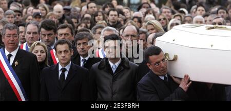Palettierer tragen den Sarg von Cecile Vannier hinter dem französischen Präsidenten Nicolas Sarkozy, zweite Linke, Präsident des Hauts-de-seine-Generalrates, Patrick Devedjian, dritte Linke, Und Levallois-Perret-Bürgermeister Patrick Balkany, verließ am 2. März 2009 während einer Zeremonie für die verstorbene Studentin Cecile Vannier, deren Sarg links zu sehen ist, in der Vorstadt Levallois-Perret, in der Nähe von Paris, Frankreich. Cecile Vannier wurde im vergangenen Februar 22 durch eine Bombe getötet, die im 650-jährigen Khan el-Khalili Basar in Kairo abgeschossen wurde, als sie einen Tag mit ihren Teenagerfreunden, die einige verletzt hatten, auf Tour ging Stockfoto