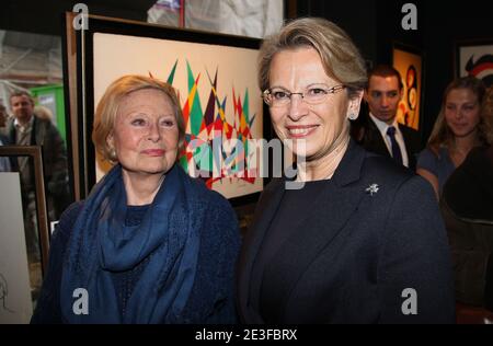 Die französische Schauspielerin Michele Morgan posiert mit Innenministerin Michelle Alliot-Marie, als sie am 2. März 2009 in Paris ihren 89. Geburtstag feiert. Foto von Marco Vitchi/ABACAPRESS.COM Stockfoto