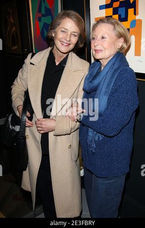 Die französische Schauspielerin Michele Morgan posiert mit Charlotte Rampling, als sie am 2. März 2009 in Paris ihren 89. Geburtstag feiert. Foto von Marco Vitchi/ABACAPRESS.COM Stockfoto