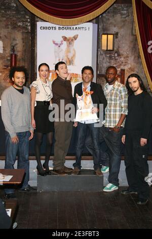 Amelle, Fabrice Eboue, Dedo, Thomas N'Gijol, Jamel Debbouze und Yacine posieren während einer Fotocollage für 'le Chihuahua de Beverly Hills', die am 2. März 2009 im Theatre du Comedy Club in Paris, Frankreich, stattfand. Foto von Denis Guignebourg/ABACAPRESS.COM Stockfoto