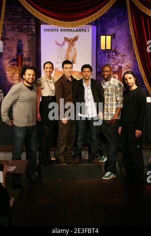 Amelle, Fabrice Eboue, Dedo, Thomas N'Gijol, Jamel Debbouze und Yacine posieren während einer Fotocollage für 'le Chihuahua de Beverly Hills', die am 2. März 2009 im Theatre du Comedy Club in Paris, Frankreich, stattfand. Foto von Denis Guignebourg/ABACAPRESS.COM Stockfoto