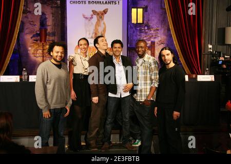 Amelle, Fabrice Eboue, Dedo, Thomas N'Gijol, Jamel Debbouze und Yacine posieren während einer Fotocollage für 'le Chihuahua de Beverly Hills', die am 2. März 2009 im Theatre du Comedy Club in Paris, Frankreich, stattfand. Foto von Denis Guignebourg/ABACAPRESS.COM Stockfoto