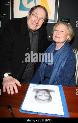 Die französische Schauspielerin Michele Morgan posiert mit Robert Hossein, als sie am 2. März 2009 in Paris ihren 89. Geburtstag feiert. Foto von Marco Vitchi/ABACAPRESS.COM Stockfoto