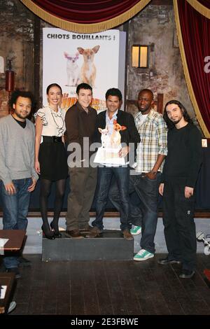 Amelle, Fabrice Eboue, Dedo, Thomas N'Gijol, Jamel Debbouze und Yacine posieren während einer Fotocollage für 'le Chihuahua de Beverly Hills', die am 2. März 2009 im Theatre du Comedy Club in Paris, Frankreich, stattfand. Foto von Denis Guignebourg/ABACAPRESS.COM Stockfoto