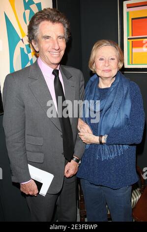 Die französische Schauspielerin Michele Morgan posiert mit Jack lang, als sie am 2. März 2009 in Paris ihren 89. Geburtstag feiert. Foto von Marco Vitchi/ABACAPRESS.COM Stockfoto