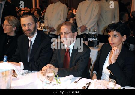 Aus L : Michele Alliot-Marie, Großrabbiner in Frankreich Gilles Bernheim, Präsident des Moslemrates CFCM Mohammed Moussaoui, Rachida Dati nehmen am jährlichen Abendessen des CRIF (repräsentativrates der französischen jüdischen Gemeinde) Teil, das am 2. März 2009 im Pavillon d'Armenonville in Paris, Frankreich, stattfand. Foto von Ammar Abd Rabbo/ABACAPRESS.COM Stockfoto